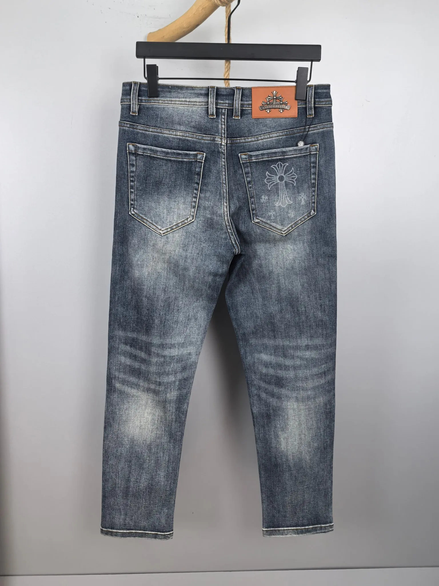 P400 Chrome Hearts men's jeans, official album and poster wear style!  High-grade imported denim raw-color fabrics are supplied to customers, and the pure 13oz ounce corduroy fabrics from Okayama, Japan are specially selected. Heavy-duty environmentally friendly plant enzyme washing process is used. The texture has a light retro color, which is quite beautiful and fits the autumn and winter colors. The fabric is soft and delicate after washing, but has a strong sense of bones and a slight stretch, which provides an excellent comfortable experience. It is not damaged by any technological elements and retains the purest tannin color! The details throughout the body are perfect, exquisite and elegant. The latest leather label on the waist highlights the brand's characteristics. The hardware accessories, leather label and wiring all reflect the craftsmanship! The silhouette is perfectly tailored and has excellent butt lift and slimming effect. It can be easily matched with any top in the wardrobe. It has wide compatibility and is suitable for various daily wear. The upper body is full of shape. It is a must-have trousers for those who are obsessed with quality control and 1V! Size: 28-38 No 35 37